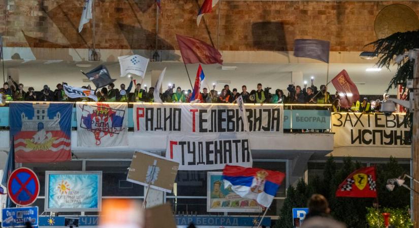 A köztévé bojkottjára szólítottak fel az egyetemisták