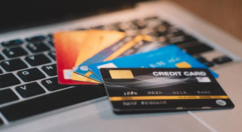 A CIB Bank önkéntesen mérsékli a lakossági bankszámlák és kártyák díjait