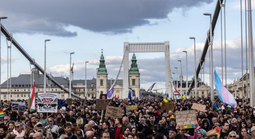 Megszólalt a rendőrség: ennyi igazoltatást végeztek a keddi hídfoglaláson