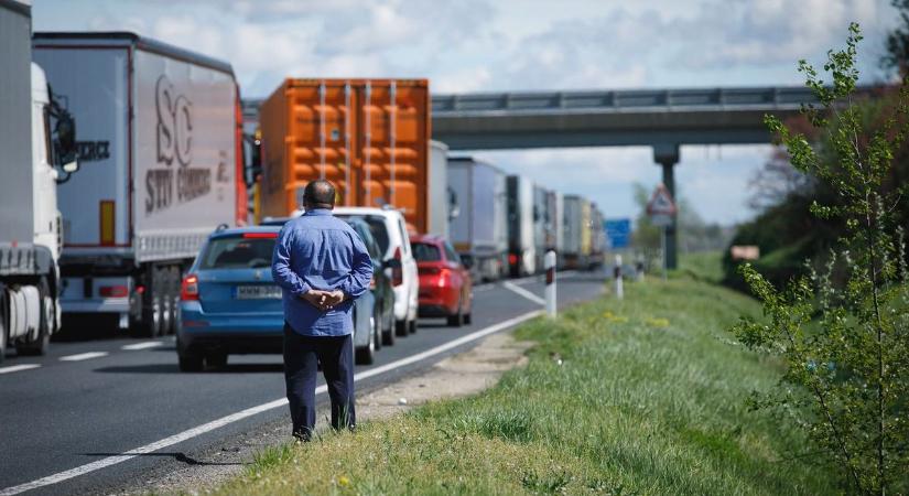 Gigadugó van az M0-son – áll a gyorsforgalmi út