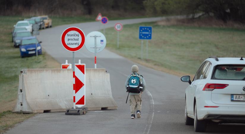 A határzár miatt a sofőrök nagy kerülőkre kényszerülnek, ezért sokan inkább gyalog kelnek át