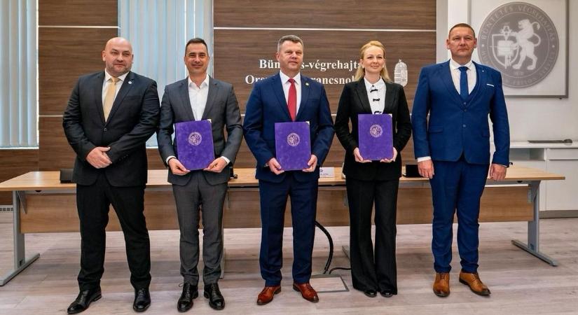 Egymást támogatják a mentett kutyák és a fogvatartottak