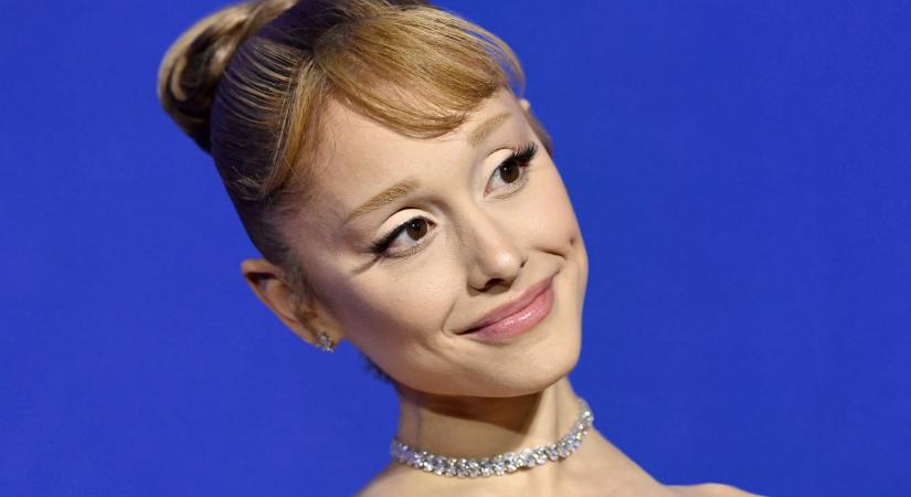 Ariana Grande vörösre váltott: új külsejét imádják a rajongók