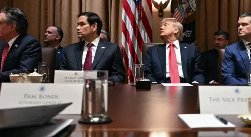 Donald Trump: Hívogatnak, hogy kinyalják a seggemet egy alkuért cserébe