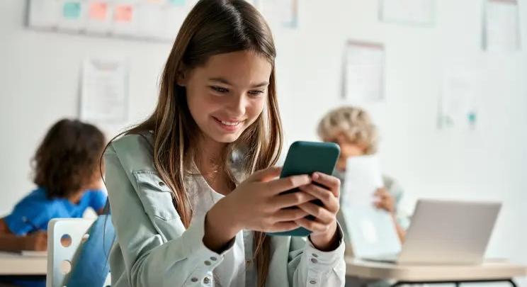 Erősebb védelmet kapnak a tinik a Messengeren és a Facebookon