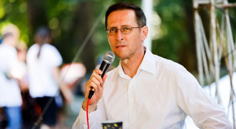 A banki díjak csökkentéséről állapodott meg Varga Mihály a Bankszövetséggel