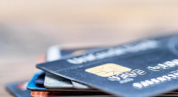 Meglepő módon a fiatalok és az idősek lettek leginkább bankkártyafüggők