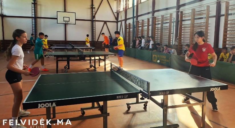 Asztalitenisz-torna a sport népszerűsítéséért és a békéért