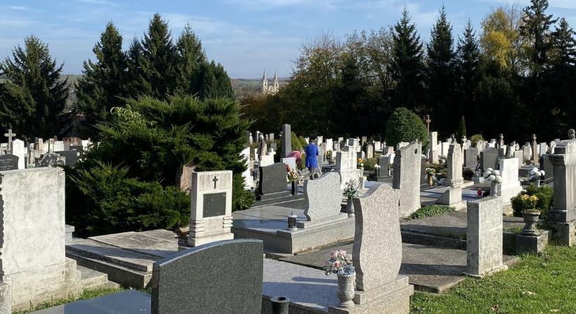 Bosszantó a nem várt temetőlátogatók károkozása – Válaszolt az önkormányzat