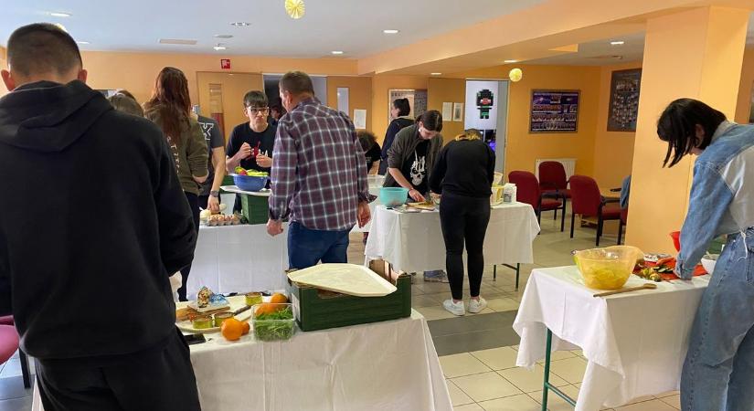 Majdnem lejárt élelmiszerből főztek a barcsi gimnazisták