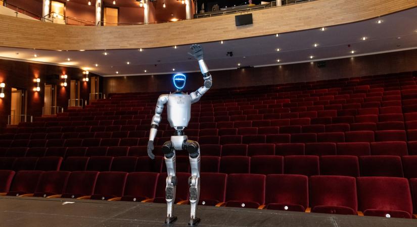 A világon először alakít szerepet egy robot a székesfehérvári Vörösmarty Színházban