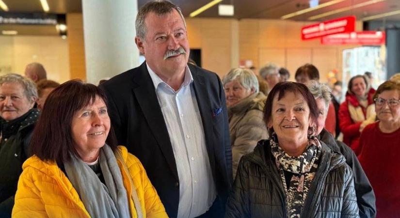 Táplánszentkeresztiek látogatták meg a Parlamentet - V. Németh Zsolt fogadta őket