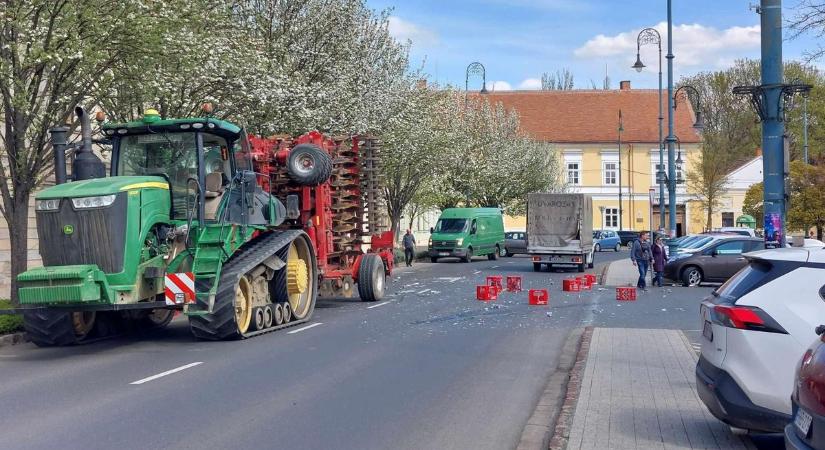 Áll a forgalom: furgonból zuhant ki a rakomány Sárváron