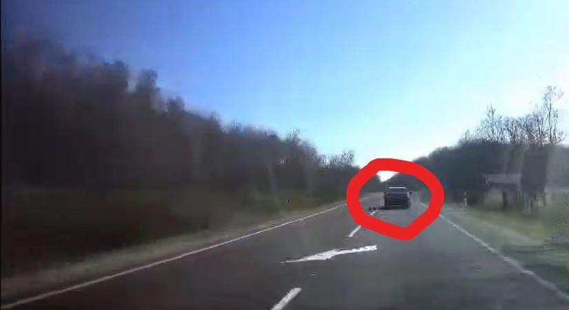 Képes volt ezt megtenni a tahó mercis a 4-es főúton! Nehéz lesz kimagyaráznia a videót