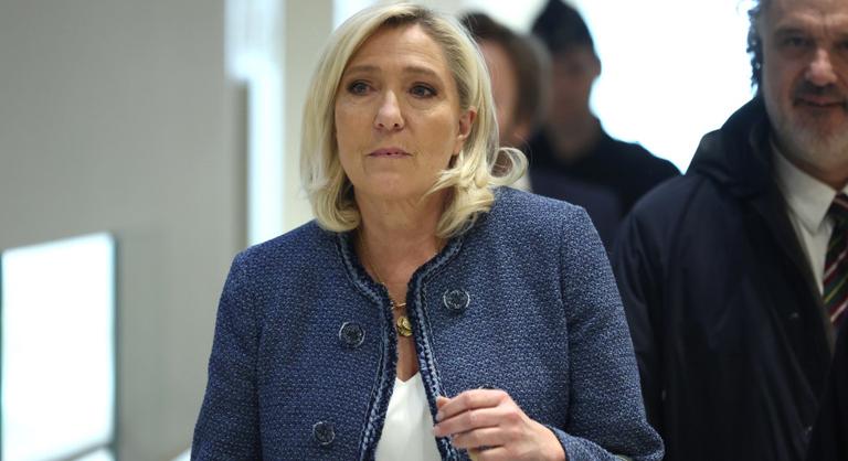 Őrizetbe vettek egy férfit, aki halálosan megfenyegette a Marine Le Pent elítélő testület elnökét