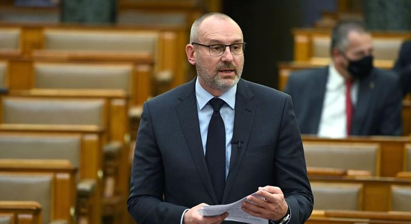 Zsigó Róbert: 3814 milliárd a családok támogatására