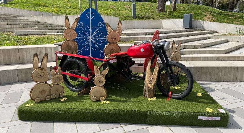 Motoron szeret ülni a kisállat, de engedi fényképezni magát