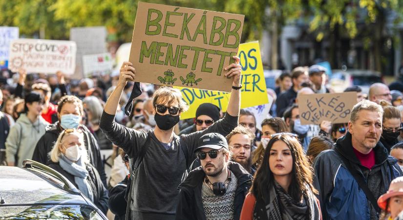 Péniszt rajzol ki a térképen a kétfarkúak békemenetének útvonala