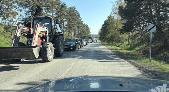 Kiakadtak a bábolnaiak az állattetemek miatt, lezárták a fél útpályát
