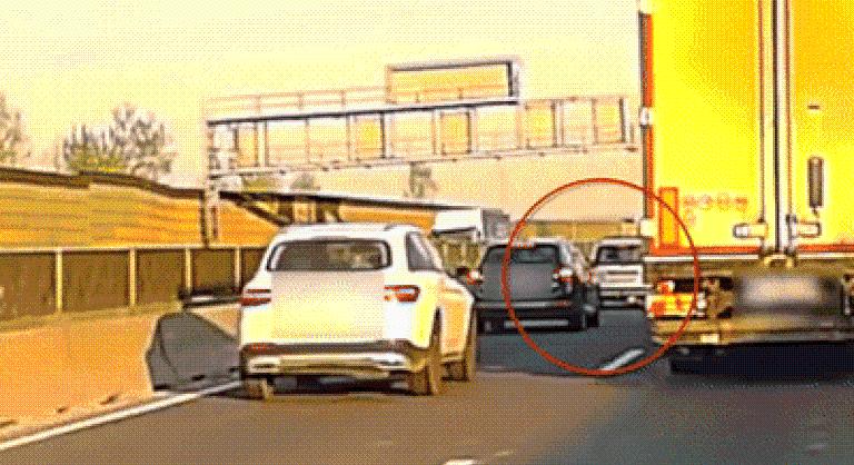 Videón, ahogy felborul egy autó az M0-s autóúton történt szerdai balesetben