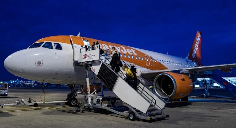 Miután meghallották, miről beszél a kerekesszékes férfi a feleségével, leszállították őket az induló repülőről