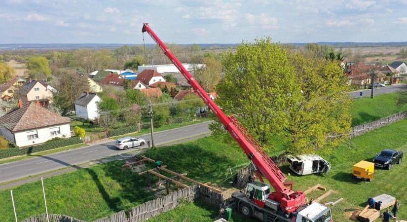 Daruval kellett beemelni a helyére a fonyódi vár új fahídját – fotók!