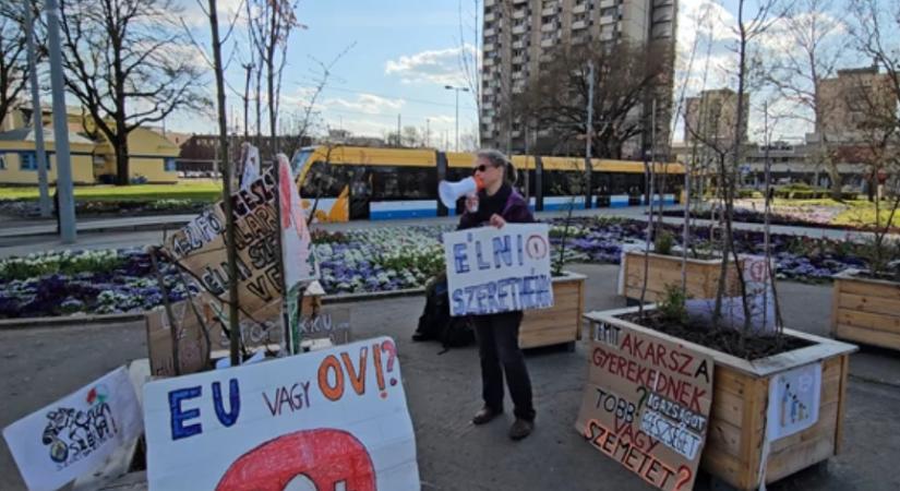 „Stop, akkugyarmat; stop, kötelezettségszegés; stop, lopás!” – üzenték Debrecenből