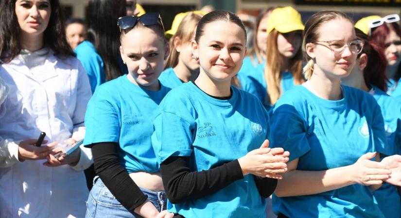 Ilyet még garantáltan nem láttunk Szolnokon: több száz diák formálta meg a fontos számot – videóval, galériával