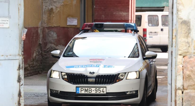 Halántékon lőtte, fadarabot nyomott le a torkán, majd ököllel törte el a barátja arccsontját egy miskolci férfi