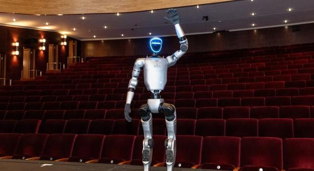 A világon először szerepel darabban egy robot a Vörösmarty Színházban!