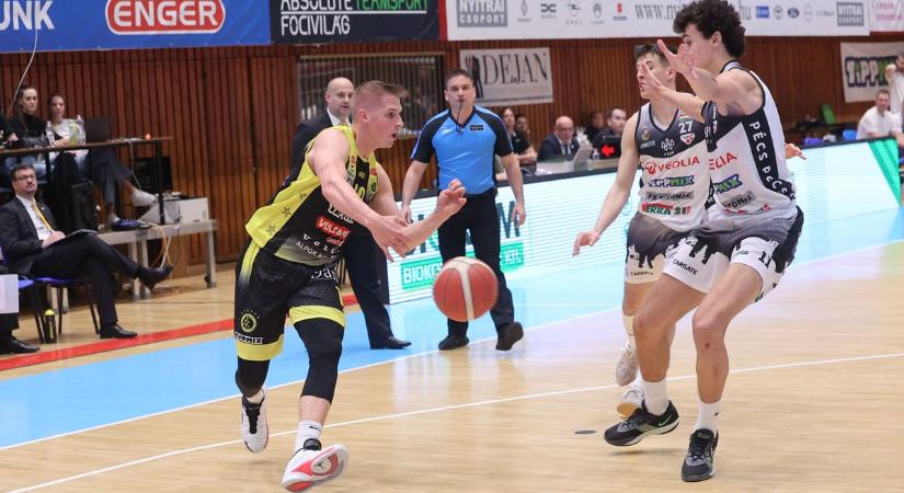 Ujjgyakorlat volt a foghíjas Panthers az éllovasnak (galéria)