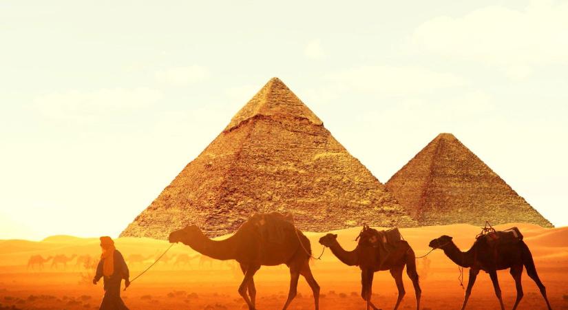 A piramisok mellett zuhant le Egyiptomban, a Marsról érkezett