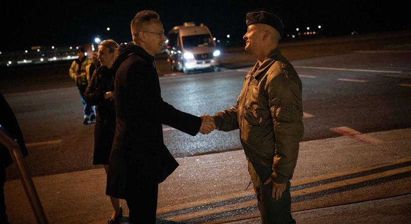 Szijjártó Péter Kairóba utazott