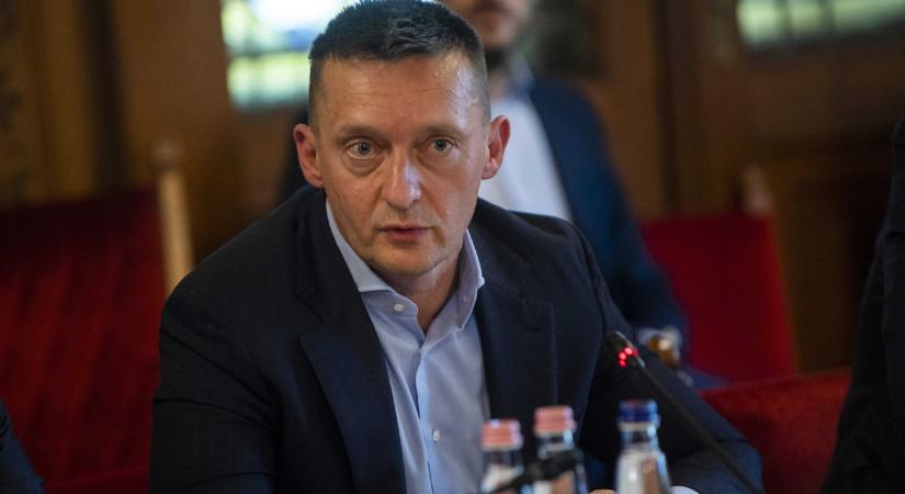 Titkolják Rogánék, megvan-e még a diplomata-útlevele Dzsudzsák Balázsnak vagy Balog Zoltánnak