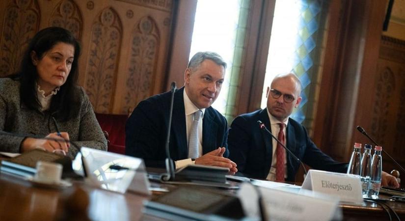 Lázár János vészjósló üzenetet küldött a Strabagnak és a Switelskynek: "Ez így nem maradhat"