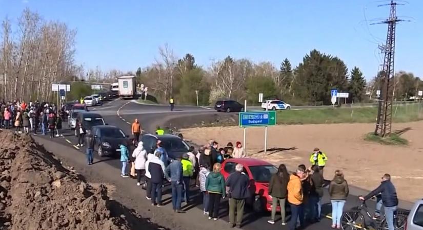 „Ne gyertek vissza!” – Tojással dobálták a bábolnaiak a marhatetemeket szállító teherautókat
