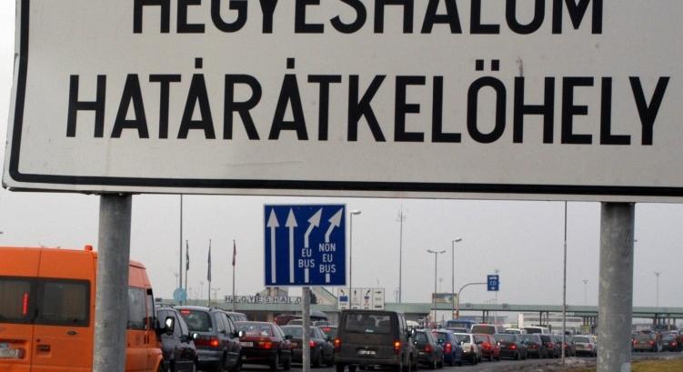 Másfél kilométeres a torlódás Hegyeshalomnál