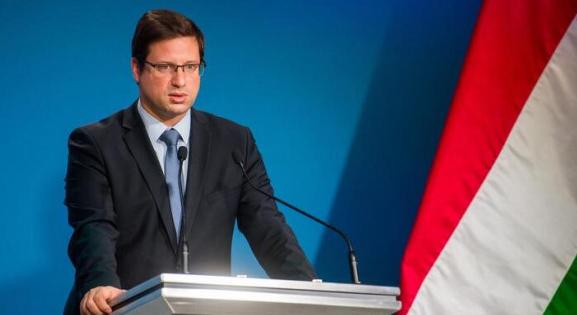 Hamarosan kezdődik a Kormányinfó – kövesse velünk percről percre