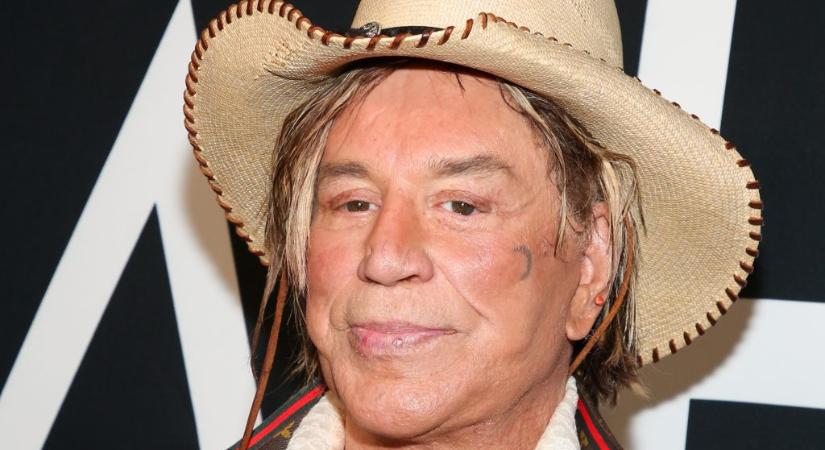 Mickey Rourke is bejutott a Big Brother brit celebverziójába, perceken belül ő lett a ház homofóbja