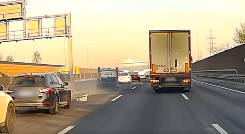 Egy pillanatnyi kihagyás is elég volt: fejtetőn kötött ki a Renault