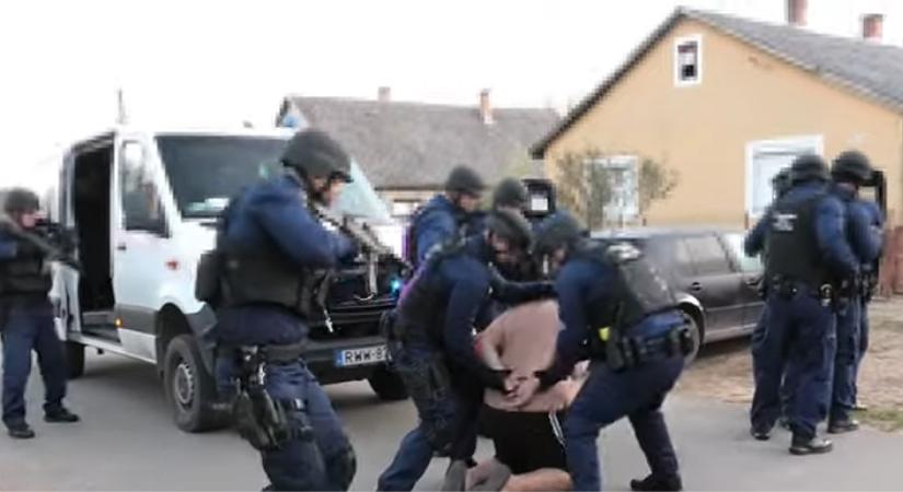 Letérdelt a hajdúhadházi díler a rendőri túlerő előtt – videóval