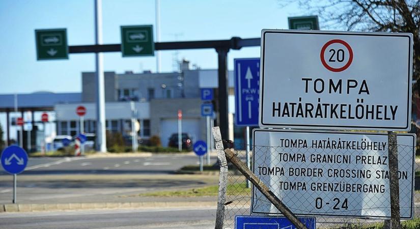 Ezzel a több tízmilliós autóval robogott, amikor nagy meglepetés érte a határon