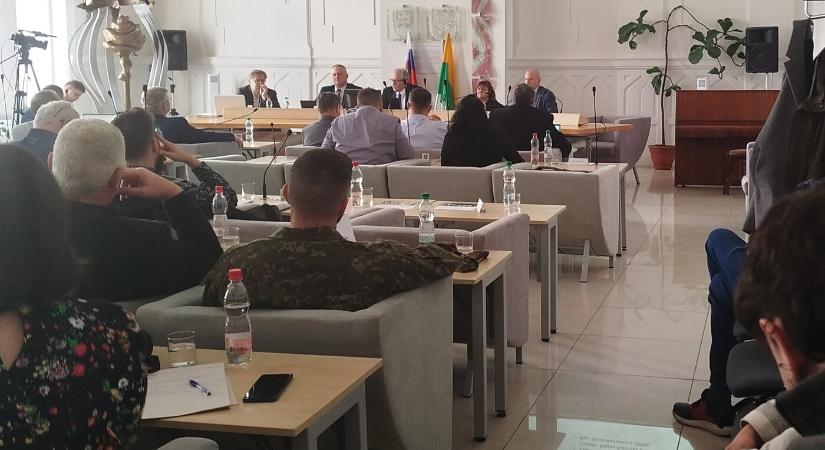 Hírzárlatra hivatkozva továbbra sem kaptak válaszokat a lévai képviselők