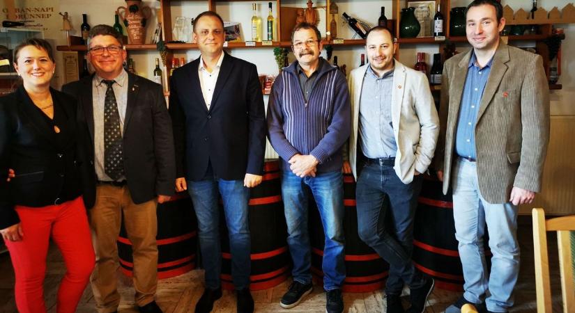 Hajóson vendégeskedtek és bíráltak
