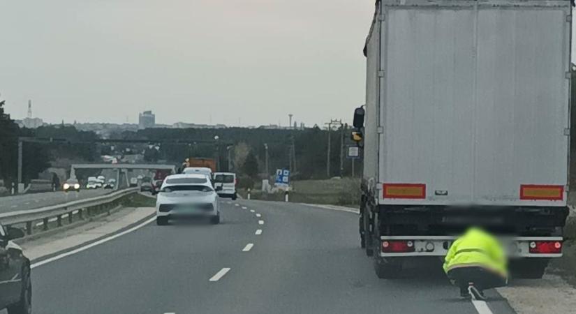 Kamion vesztegel a 8-as főúton
