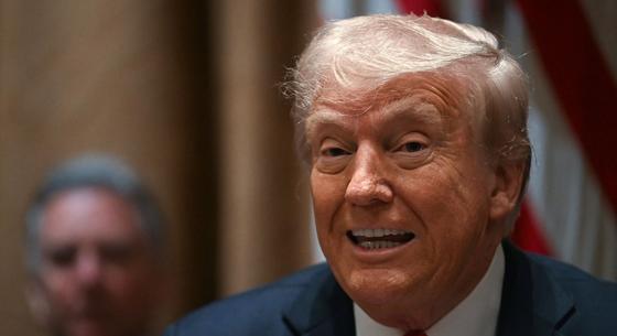 Gyanús, hogy Trump a vámjojózás közben bennfentes kereskedés bűnrészese lett