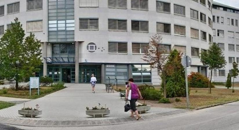 A tatabányai kórházban három szakrendelő átköltözik oltópont kialakítása miatt