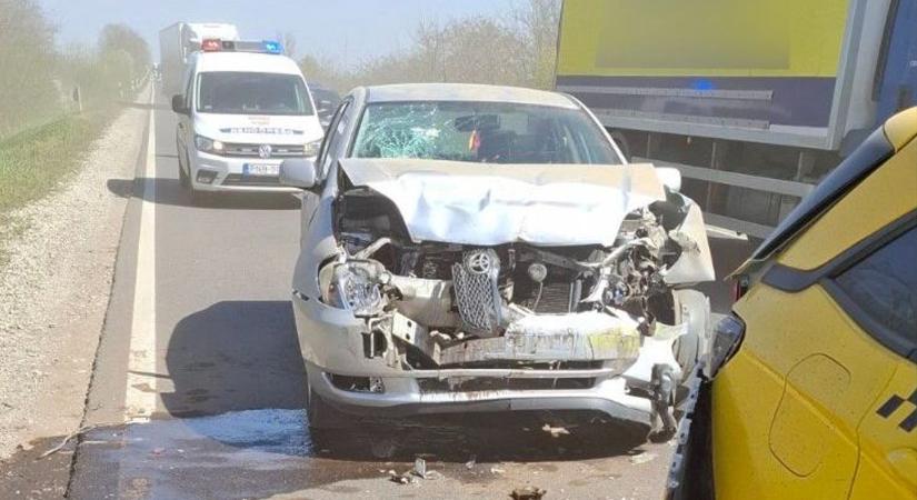 Baleset a homokviharban, repülő mobil WC, leszakadt faágak – óriási szél tombol Hajdú-Biharban – fotókkal, videókkal!