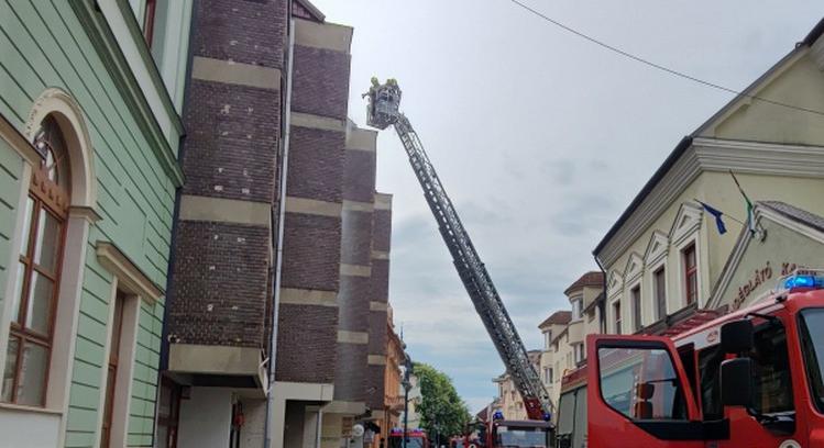 Lángra kapott a tiszaújvárosi gyógyfürdő tetőszerkezete – Tűzoltók a helyszínen