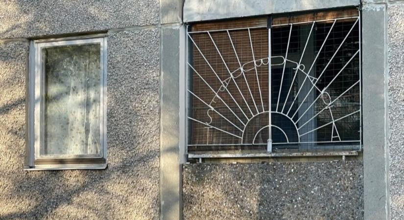 A napsugarak és a lokálpatriotizmus találkozásából született az újpalotai lakótelep legjobb ablakrácsa